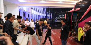 Kesebelasan persid jember saat tiba dan disambut Bupati Jember Muhammad Fawait di Pendopo Wahyawibawagraha