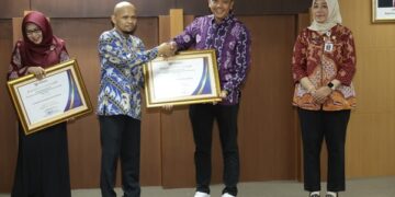 Kepala Dinas Kominfo Jember, Regar Jaene Daelan Nangka saat menerima penghargaan