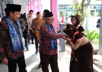 Menteri Pendidikan Dasar dan Menengah Abdul Mu'ti bersama Bupati Jember Muhammad Fawait saat mengunjungi salah satu Sekolah di Kecamatam Balung