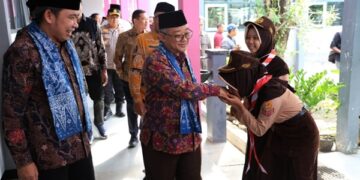 Menteri Pendidikan Dasar dan Menengah Abdul Mu'ti bersama Bupati Jember Muhammad Fawait saat mengunjungi salah satu Sekolah di Kecamatam Balung