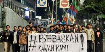 Mahasiswa menuntut pembebasan aktivis yang ditangkap polisi. Foto: IG @mahasiswabergerak