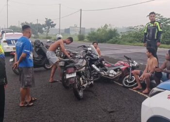 Petugas Satlantas Polres Jombang mengamankan sepeda motor pelaku balap liar di Jalan Nasional bypass Mojoagung saat razia waktu sahur