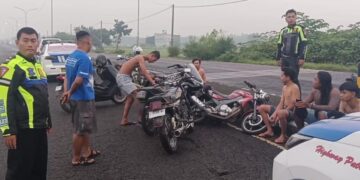 Petugas Satlantas Polres Jombang mengamankan sepeda motor pelaku balap liar di Jalan Nasional bypass Mojoagung saat razia waktu sahur