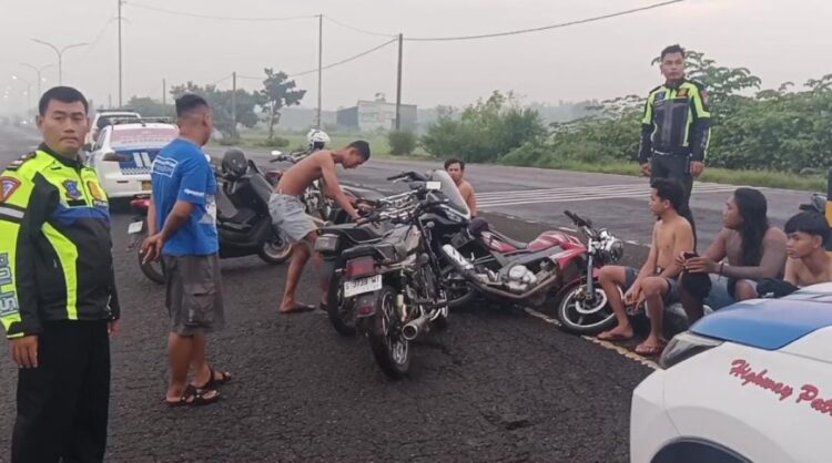 Petugas Satlantas Polres Jombang mengamankan sepeda motor pelaku balap liar di Jalan Nasional bypass Mojoagung saat razia waktu sahur