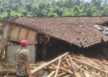 Rumah warga rusak akibat banjir dan cuaca ekstrem di Tulungagung Jawa Timur