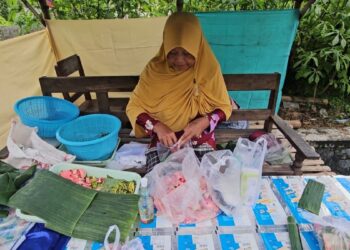 Pedagang bunga tabur di TPU Ngetal Trenggalek jelang Ramadan