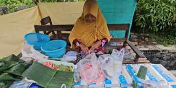 Pedagang bunga tabur di TPU Ngetal Trenggalek jelang Ramadan