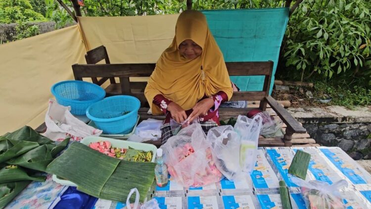 Pedagang bunga tabur di TPU Ngetal Trenggalek jelang Ramadan