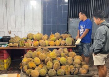 Lapak durian lokal Trenggalek yang ramai pembeli saat Ramadan