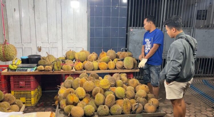 Lapak durian lokal Trenggalek yang ramai pembeli saat Ramadan