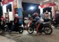 Kendaraan mengantre pengisian BBM non-subsidi di SPBU Pertamina usai update harga BBM terbaru Februari 2026