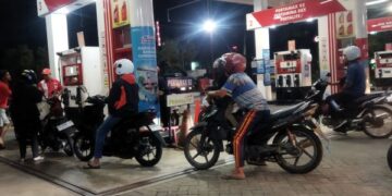 Kendaraan mengantre pengisian BBM non-subsidi di SPBU Pertamina usai update harga BBM terbaru Februari 2026