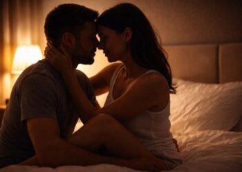 Ilustrasi pasangan suami istri berbincang hangat di kamar tidur