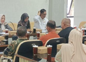 Warga Dusun Darungan Blitar mengikuti hearing dengan DPRD terkait dugaan pencemaran pabrik aspal PT MTP
