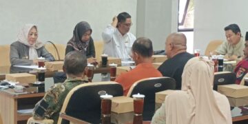 Warga Dusun Darungan Blitar mengikuti hearing dengan DPRD terkait dugaan pencemaran pabrik aspal PT MTP
