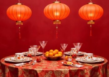 Ritual sakral Imlek Tuan Yuan Fan di meja bundar keluarga Tionghoa