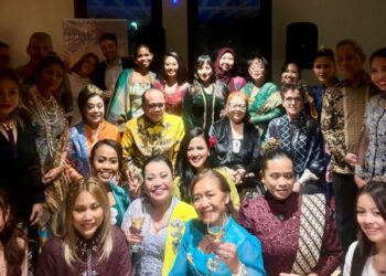 Ilustrasi perempuan mengenakan kebaya modern dalam acara Kebaya Night PBI Eropa di Italia