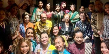 Ilustrasi perempuan mengenakan kebaya modern dalam acara Kebaya Night PBI Eropa di Italia