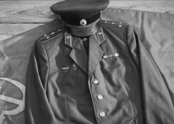 Ilustrasi agen KGB dan GRU beroperasi di Indonesia era Orde Baru dengan latar gedung pemerintahan dan militer