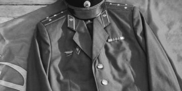 Ilustrasi agen KGB dan GRU beroperasi di Indonesia era Orde Baru dengan latar gedung pemerintahan dan militer