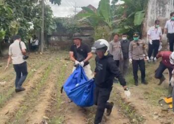 Olah TKP kematian ibu dan balita di eks asrama Polri Jombang