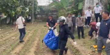 Olah TKP kematian ibu dan balita di eks asrama Polri Jombang