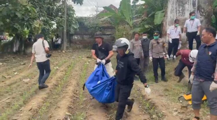 Olah TKP kematian ibu dan balita di eks asrama Polri Jombang