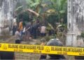 Polisi melakukan olah TKP kasus dua mayat terbakar di Ploso