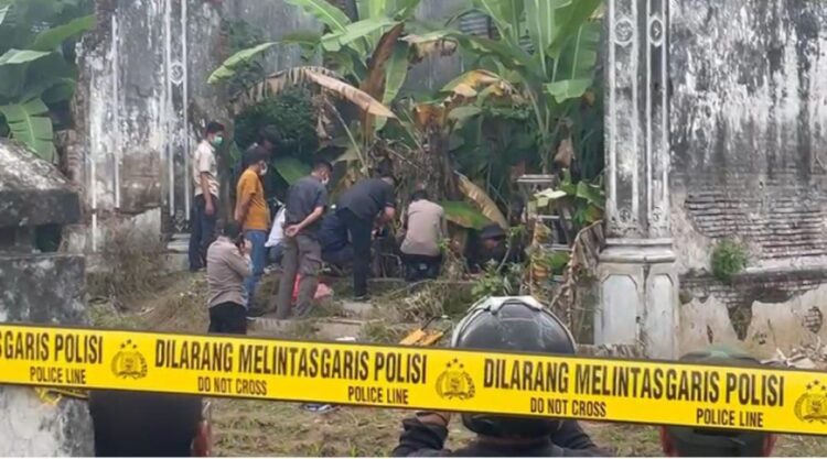 Polisi melakukan olah TKP kasus dua mayat terbakar di Ploso