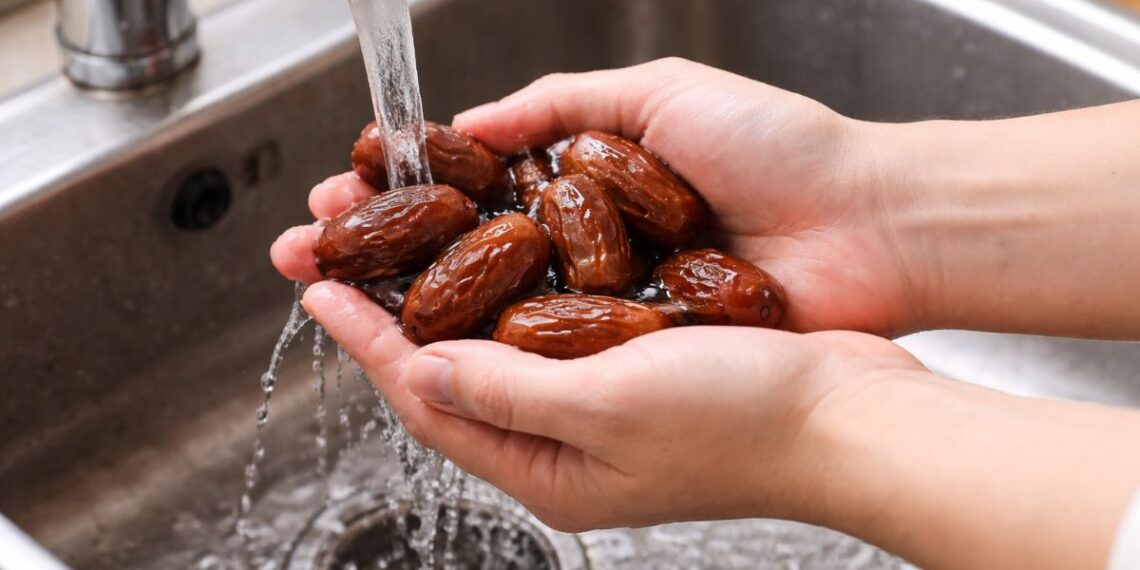 Proses membilas kurma dengan air mengalir