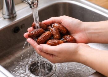 Proses membilas kurma dengan air mengalir