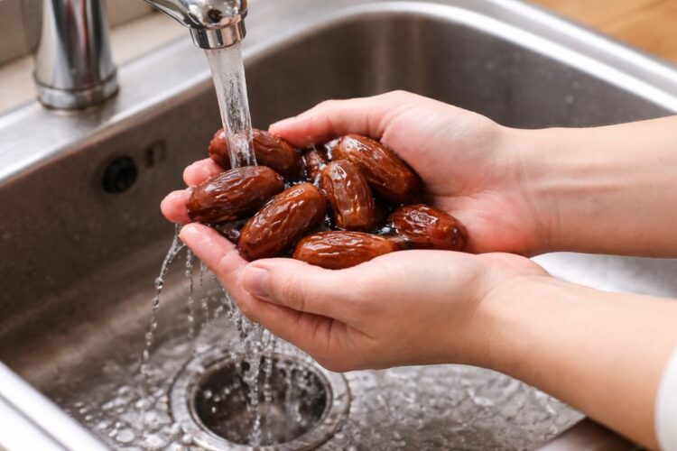 Proses membilas kurma dengan air mengalir