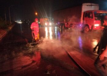 Motor Suzuki Thunder terbakar hebat di Jalan Raya Glagahan Jombang usai mengisi BBM di SPBU