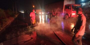 Motor Suzuki Thunder terbakar hebat di Jalan Raya Glagahan Jombang usai mengisi BBM di SPBU