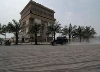 Jalan Dhoho Kediri tertutup abu vulkanik Kelud