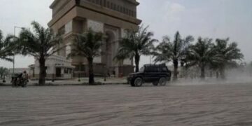 Jalan Dhoho Kediri tertutup abu vulkanik Kelud