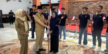 Bupati Trenggalek melepas 9 pemuda yang akan belajar Pertahanan dan AI di Korea Selatan