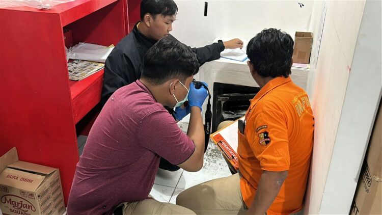 Maling cerdik bobol Alfamart Pogalan Trenggalek dengan menjebol atap dan merusak CCTV sebelum menggasak uang Rp12 juta dari brankas