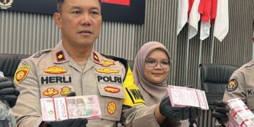 Konferensi pers Polres Trenggalek terkait penipuan BCA Mobile palsu