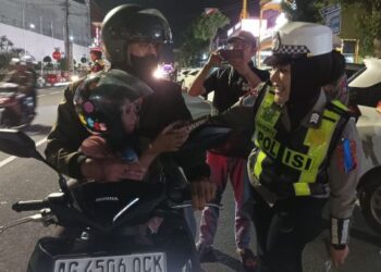 Polisi Blitar bagi cokelat kepada pengendara saat Valentine