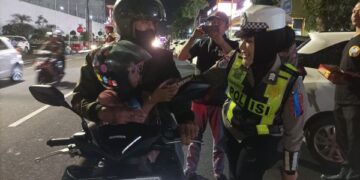 Polisi Blitar bagi cokelat kepada pengendara saat Valentine