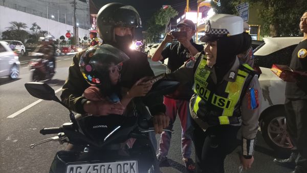 Polisi Blitar bagi cokelat kepada pengendara saat Valentine