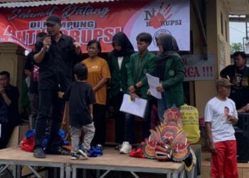 Warga Bendogerit Blitar menolak pembongkaran pos kamling jadul yang berdiri sejak 1960