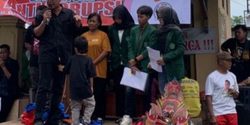 Warga Bendogerit Blitar menolak pembongkaran pos kamling jadul yang berdiri sejak 1960