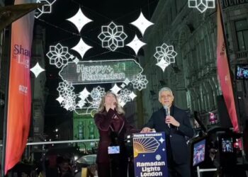 Wali Kota London Sadiq Khan menyalakan lampu Ramadan di kawasan West End