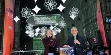 Wali Kota London Sadiq Khan menyalakan lampu Ramadan di kawasan West End