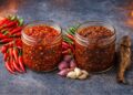 sambal bawang dalam toples kaca steril
