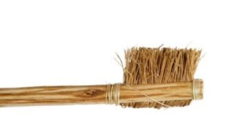 Ilustrasi cara membersihkan gigi zaman kuno menggunakan bulu babi hutan, abu, dan ranting sebelum sikat gigi modern ditemukan