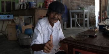 Suwari, pembuat patung macan yang viral di Kediri. Foto: bacaini/Hari Tri Wasono