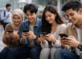 Ilustrasi netizen Indonesia scroll media sosial berdasarkan survei Jakpat 2025
